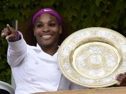 Serena Williams sostiene su trofeo tras su victoria ante Agnieszka Radwanska. REUTERS  /