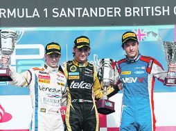 El mexicano Esteban Gutiérrez (centro) se sobrepuso a las condiciones climatológicas para volver a subir a lo alto del podio. ESPECIAL  /