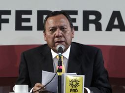 El presidente nacional del PRD, Jesús Zambrano, durante su conferencia de prensa en el IFE. EL UNIVERSAL  /