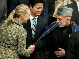 Koichiro Gemba (C) mira a la Secretaria de Estado Hillary Clinton (I) saludar al presidente afgano Hamid Karzai. AFP  /