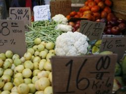 La alza en los precios de algunos productos como jitomate, pollo y huevo disparó las cifras. ARCHIVO  /