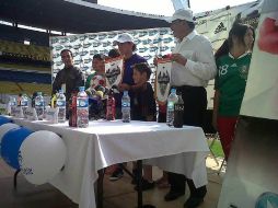 Andrés Guardado hizo la presentación de su fundación en el Estadio Jalisco.  /