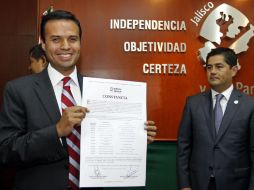 Robles muestra la constancia de mayorìa de votos en Zapopan.  /