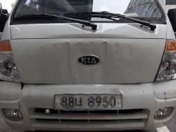 Vista frontal del camión conducido por un ciudadano local, de 61 años, directamente contra la puerta de la embajada japonesa en Seúl.  /