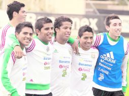 Los jugadores Jiménez (atrás), Cortés, Ponce, Dos Santos,  Aquino y Herrera posan en su entrenamiento en tierras mexicanas. MEXSPORT  /