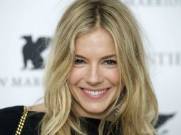 Sienna Miller y Tom Sturridge se comprometieron a mediados de febrero. ARCHIVO  /