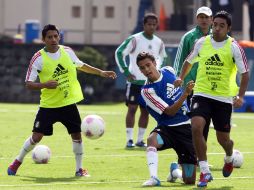 DURA PREPARACIÓN. Los jugadores Aquino (i), Reyes (c) y Fabián (d) durante un entrenamiento previo a los olímpicos. EFE  /