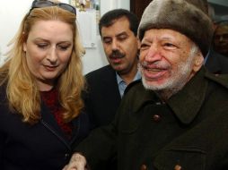 Suha Arafat acompaña a su marido, Yaser Arafat, mientras sale de sus oficinas. AFP  /