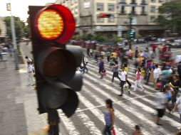 Los semáforos en la ciudad se descomponen a un ritmo de 30 por día, pero durante el temporal de lluvias, los reportes aumentan.  /