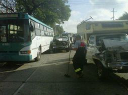 El aparatoso accidente abarcó los carriles hacia el Sur de dicho cruce.  /