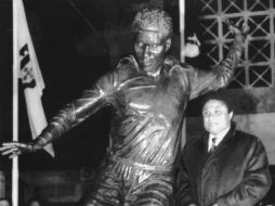 Eusebio parado al lado de su estatua, durante la develación de la misma en Lisboa, Portugal. ARCHIVO  /