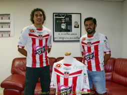 Ochoa (i) presentó la indumentaria de su equipo junto al mediocampista Johan Cavalli (d). ESPECIAL  /