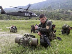 La Policía de Colombia en el municipio de Toribio, en el departamento de Cauca, donde se reportó la desaparición del avión. REUTERS  /