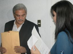 Alberto Cárdenas Jiménez acudió esta noche al IEPC a interponer el recurso de inconformidad.  /