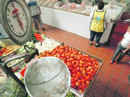 Uno de cada cinco puestos visitados por este medio, vende kilos de jitomate que en realidad pesan alrededor de 800 gramos.  /
