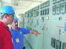 Técnicos del Siapa, en la planta de bombeo de chapala. El líquido es impulsado hasta este punto y de aquí viaja rumbo a Guadalajara.  /