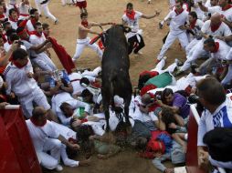 Los toros de la ganadería madrileña de Victoriano del Río, de Guadalix de la Sierra, han protagonizado el sexto encierro. REUTERS  /