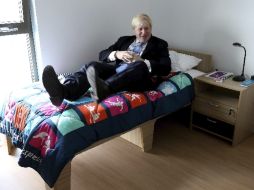 El alcalde londinense, Boris Johnson, fue el primero en probar los dormitorios. EFE  /