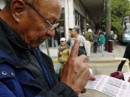 Líderes el movimiento manifiestan que adultos mayores sólo deberían presentar su credencial del Instituto Federal Electoral. ARCHIVO  /