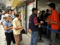 Personal de las recaudadoras informan a los usuarios de transvales que hasta el 27 de agosto regresen por su credencial.  /