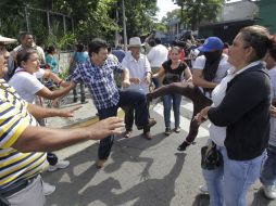 Manifestantes salvadoreños se enfrentaron hoy a golpes en las principales calles de San Salvador. EFE  /