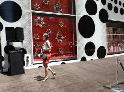 El arte de Kusama es patrocinado por Louis Vuitton, una de cuyas tiendas está tapizada de lunares. AP  /