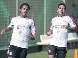 Giovani dos Santos y Marco Fabián trotan durante la práctica de ayer en Marbella, España. EFE  /
