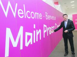 Sebastian Coe posa en el Centro de Prensa (MPC), que recibirá a casi 6 mil periodistas y fotógrafos, sin contar a las televisoras. AP  /