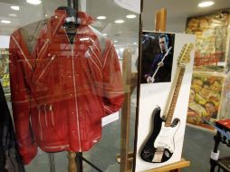 Una chaqueta roja de Michael Jackson que empleaba para uso personal, entre lo más codiciado. EFE  /