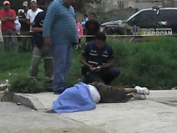 La policía de Zapopan encontró entre sus pertenencias documentos que lo acreditaban como militar retirado.  /