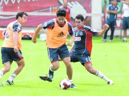 FIN DE LA PREPARACIÓN. Rafael Márquez Lugo pelea un balón con Patricio Araujo, durante la práctica de Chivas en Verde Valle.  /
