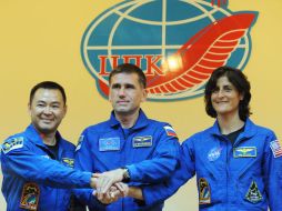 En la tripulación van el ruso Yuri Malenchenko (c), la estadounidense Sunita Williams (i) y el japonés Akihiko Hoshide(d). AFP  /
