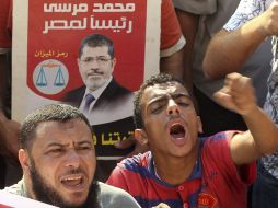 Egipcios de manifiestas para apoyar al presidente Mursi en su decisión de reinstaurar el parlamento. EFE  /