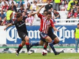 Las acciones fueron muy disputadas en el partido que se celebró ante una buena entrada en el Estadio Jalisco  /