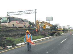 A MEDIO CAMINO.- Llegaron las vacaciones y la temporada de lluvias, y los trabajos en carreteras continúan a marcha lenta.  /