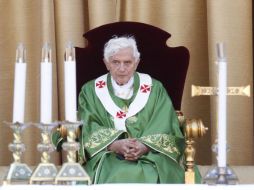 El papa Benedicto XVI ofrece una misa en la localidad italiana de Frascati. EFE  /