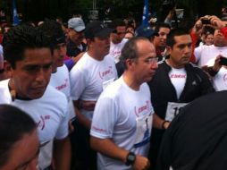 Imagen difundida a través de la cuenta de @Telcel en la que se muestra el momento en que Felipe Calderón cruza la meta. ESPECIAL  /