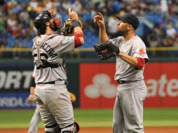 El ''Patón'' Aceves (der), festeja la victoria con el catcher Jarrod Saltalamacchia (izq). AFP  /