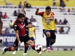 El refuerzo ecuatoriano Jefferson Montero (der) marcó uno de los goles de Morelia. ARCHIVO  /