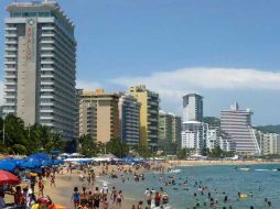 Aspecto de las playas de Acapulco, la mañana de este domingo en que turistas aprovechan el periodo vacacional. EL UNIVERSAL  /