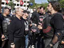 Conversó con los residentes de Krymsk, cuyas casas fueron dañadas en las inundaciones que mataron a 171 personas el 7 de julio. AP  /