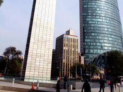 La sesión de poesía, que fue la primera de las tres que se tienen previstas a los pies de la Estela de Luz. ARCHIVO  /