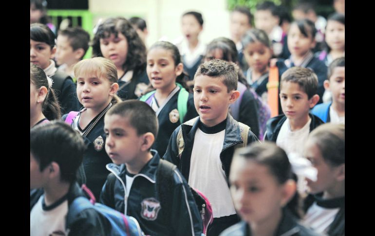 Niños de un colegio tapatío. Sólo 62 de los cuatro mil 500 planteles urbanos tienen hoy una licencia de transporte.  /