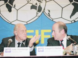 Viejos tiempos. Joao Havelange cedió el control y el poder de la FIFA a su entonces secretario general, Joseph Blatter, desde 1998. AP  /