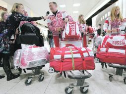 Con demanda. Sergay Kuzovov, entrenador del equipo olímpico ruso de vela, concede una entrevista a su llegada a Londres. AP  /