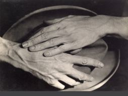 Manos de Jean Cocteau por Berenice Abbot (N. 1898) ''Una vez tomada, la fotografía se vuelve pasado''. ARCHIVO  /