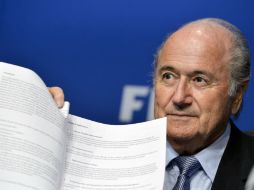 El presidente de la FIFA, Joseph Blatter, en rueda de prensa, presenta los documentos que regirán las actuaciones del organismo. AFP  /