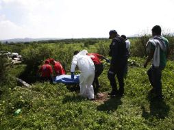 Bomberos de El Salto y personal del Servicio Médico Forense rescataron el cuerpo.  /