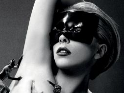 En el comercial de la fragancia, los pequeños sujetos transitan por su cuerpo. ESPECIAL  /