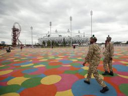 Dos elementos del ejercito británico recorren el Parque Olímpico donde brindarán seguridad en Londres 2012. REUTERS  /